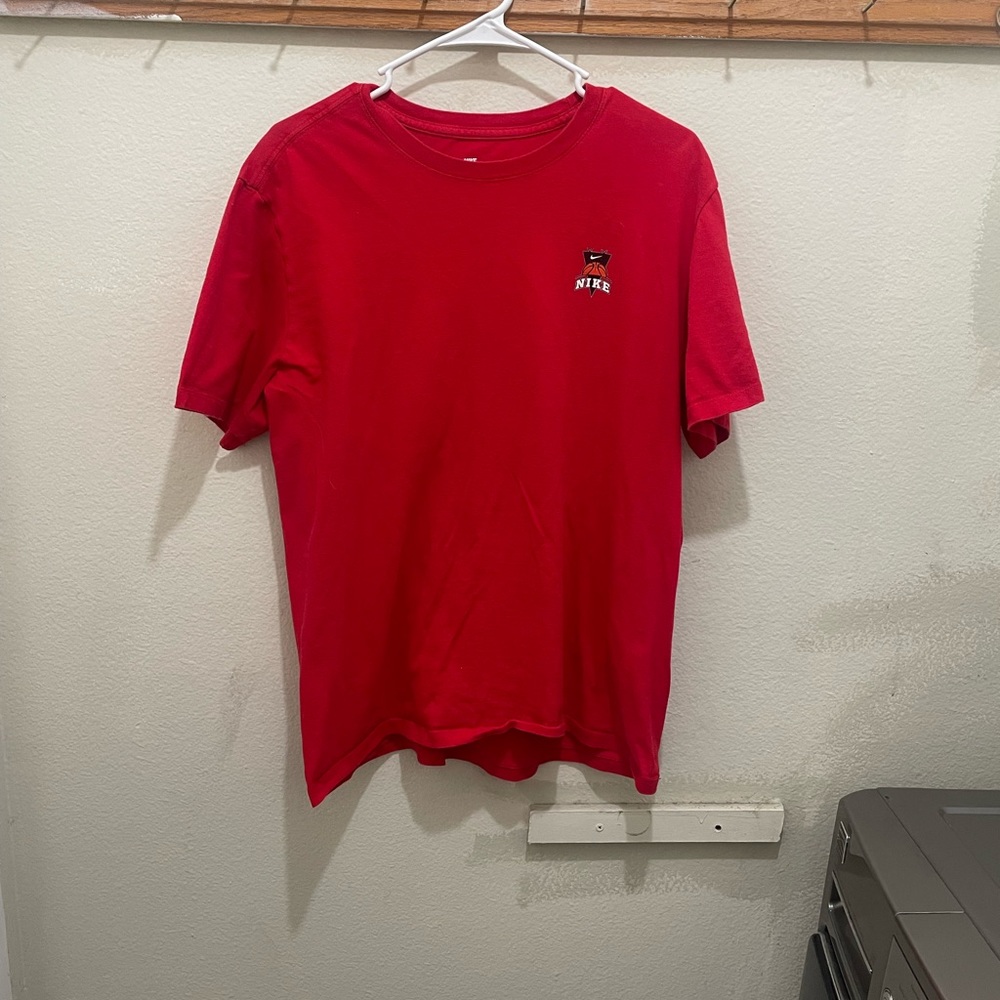 Nike men’s red basketball shirt large